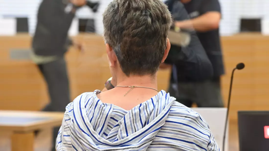 Eine der vier Angeklagten im Landgericht Braunschweig. Sie soll für die Straftaten der Mitangeklagten Beihilfe geleistet haben.  - Bild: Julian Stratenschulte/dpa