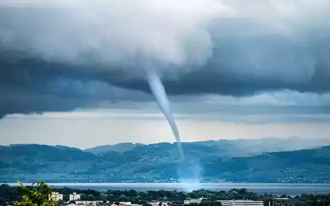 «Prinzipiell» seien die Voraussetzungen für Tornados gegeben, heißt es beim DWD. (Archivbild) - Foto: Dr. Christoph Sommergruber/dpa