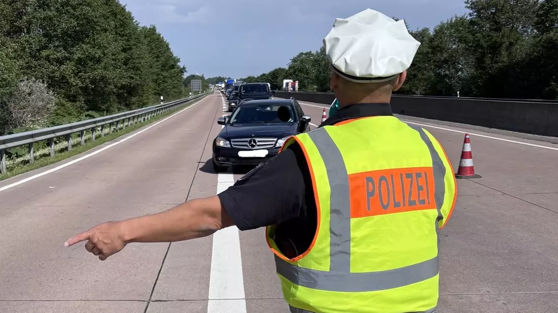 POL-SE: Großkontrolle auf dem Rastplatz Steinburg - Bild: presseportal.de