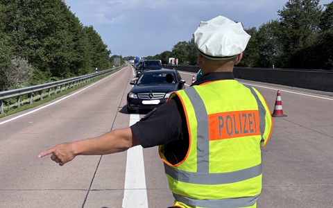 POL-SE: Großkontrolle auf dem Rastplatz Steinburg - Bild: presseportal.de