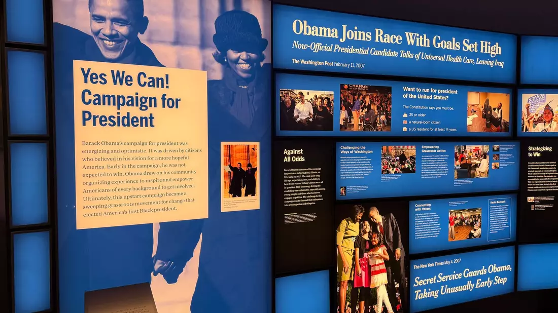 Teil der Ausstellung ist Obamas Werdegang. - Bild: Khang Mischke/dpa