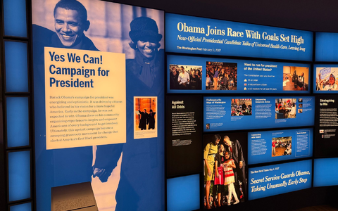 Teil der Ausstellung ist Obamas Werdegang. - Bild: Khang Mischke/dpa