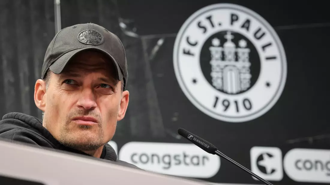 Trainer Alexander Blessin und der FC St. Pauli gehen wohl getrennte Wege. (Archivbild) - Bild: Christian Charisius/dpa