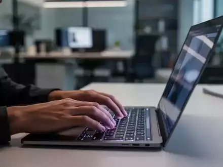 Gemma 4 12B: Googles neues KI-Modell läuft auf dem Laptop - Foto: über boerse-global.de