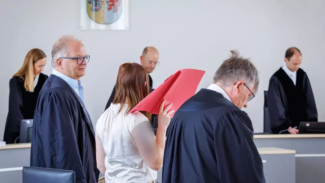 Die Angeklagte schweigt bislang zu den Vorwürfen. - Bild: Jens Büttner/dpa