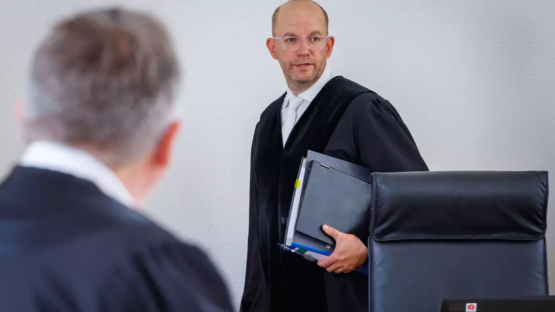Der Vorsitzende der Schwurgerichtskammer ist Richter Holger Schütt. - Bild: Jens Büttner/dpa