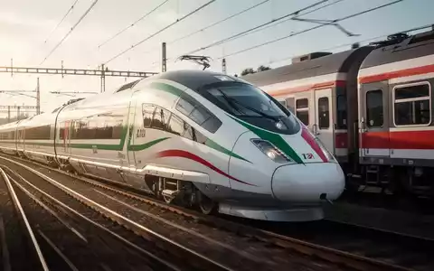 Ein italienischer Hochgeschwindigkeitszug überholt einen deutschen Zug auf parallelen Gleisen, symbolisiert Wettbewerb. - Foto: über boerse-global.de