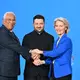 Ukraines Präsident Selenskyj (M.) kann zufrieden sein: die EU-Verhandlungen mit seinem Land können in eine substanzielle Phase eintreten. (Archivbild)  - Bild: Ansgar Haase/dpa