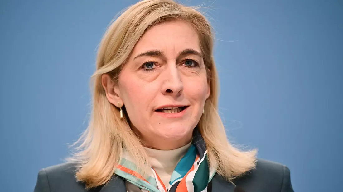 Ministerin Warken setzt auf Ausgabenbremsen und zusätzliche Einnahmen. (Archivbild) - Bild: Sebastian Gollnow/dpa