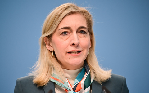 Ministerin Warken setzt auf Ausgabenbremsen und zusätzliche Einnahmen. (Archivbild) - Bild: Sebastian Gollnow/dpa