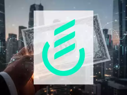 Nahaufnahme einer Hand, die ein stilisiertes, beleuchtetes Aktienzertifikat hält, mit einer unscharfen Finanzskyline im Hintergrund. - Foto: über boerse-global.de