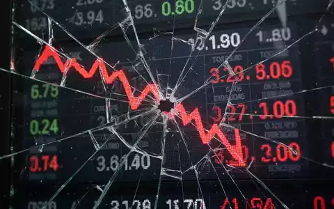 Nahaufnahme eines zerbrochenen Börsenticker-Bildschirms mit einer stark fallenden roten Trendlinie. - Foto: über boerse-global.de