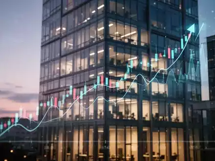 Ein stilisierter, aufwärts gerichteter Börsenkursgraph mit Finanzdaten auf einem digitalen Interface vor einem modernen Bürogebäude in der Dämmerung. - Foto: über boerse-global.de