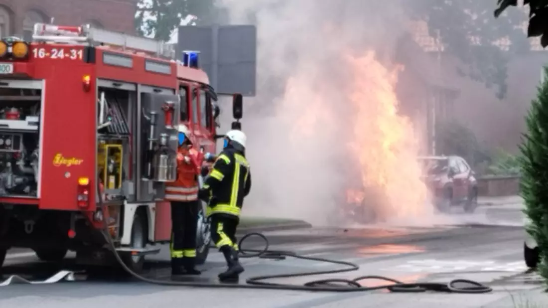 POL-HI: PKW fängt währen der Fahrt Feuer und brennt vollständig aus - Bild: presseportal.de