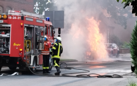 POL-HI: PKW fängt währen der Fahrt Feuer und brennt vollständig aus - Bild: presseportal.de