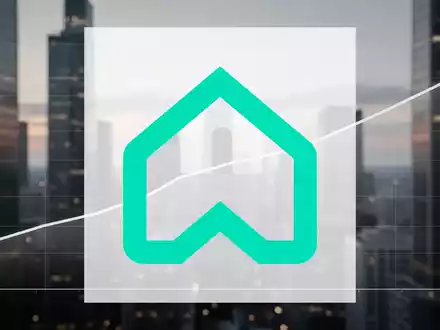 Ein minimalistischer Finanzgraph mit einer flachen oder leicht fallenden Tendenz, überlagert von einer stilisierten Haussilhouette, vor einer unscharfen Stadtlandschaft bei Dämmerung. - Foto: über boerse-global.de