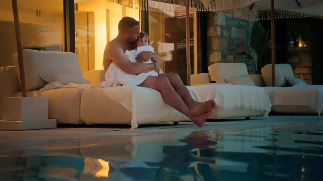 Podolski zeigt in der Doku private Einblicke, etwa mit seiner kleinen Tochter Ella. - Bild: -/netflix/dpa