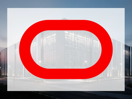 Ein riesiges, modernes Rechenzentrum in der Dämmerung, mit subtilen Lichtern, die aus dem Inneren scheinen. - Foto: über boerse-global.de