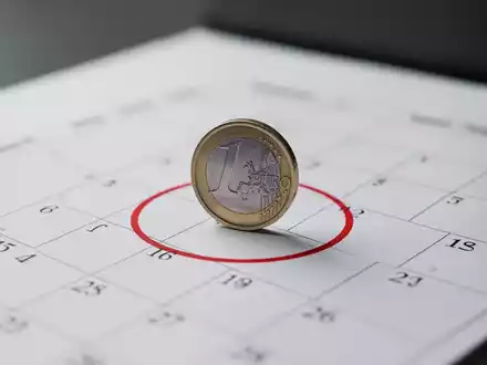 A single euro coin rests on a calendar page, highlighting a date, symbolizing financial planning and a no-spend month. - Foto: über boerse-global.de