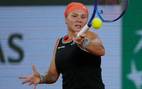 Voller Fokus auf den Ball: Diana Schnaider. - Bild: Christophe Ena/AP/dpa