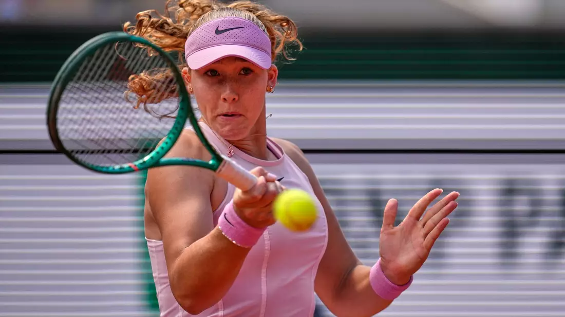 Mirra Andrejewa bei einem Vorhandschlag. - Bild: Christophe Ena/AP/dpa