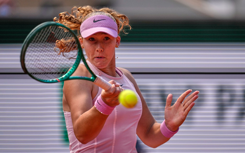 Mirra Andrejewa bei einem Vorhandschlag. - Bild: Christophe Ena/AP/dpa