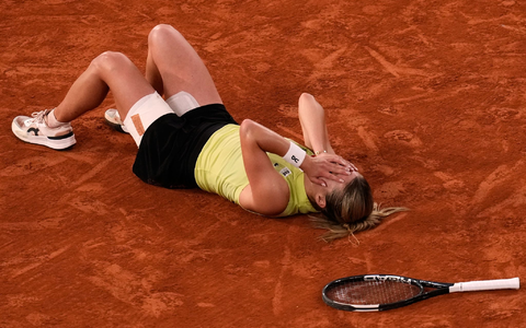 Von den Gefühlen überwältigt: Maja Chwalinska. - Bild: Christophe Ena/AP/dpa