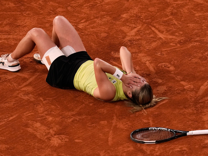 Von den Gefühlen überwältigt: Maja Chwalinska. - Foto: Christophe Ena/AP/dpa