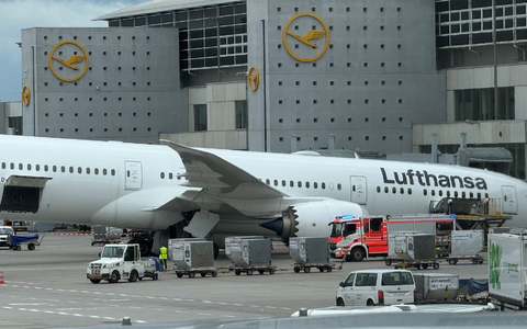 Das Bugfahrwerk eines Lufthansa-Dreamliners knickte vor dem Terminal ein.  - Bild: Mike Seeboth/dpa