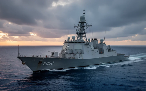 Ein modernes Marineschiff auf See bei Sonnenaufgang, mit Fokus auf Rumpf und Radarsysteme. Symbolisiert den Verteidigungssektor. - Foto: über boerse-global.de