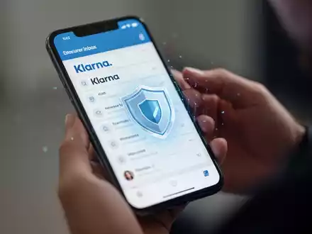 Ein Smartphone-Bildschirm zeigt eine sichere Inbox-Oberfläche mit dem Klarna-Logo und einem digitalen Schild-Symbol. - Foto: über boerse-global.de