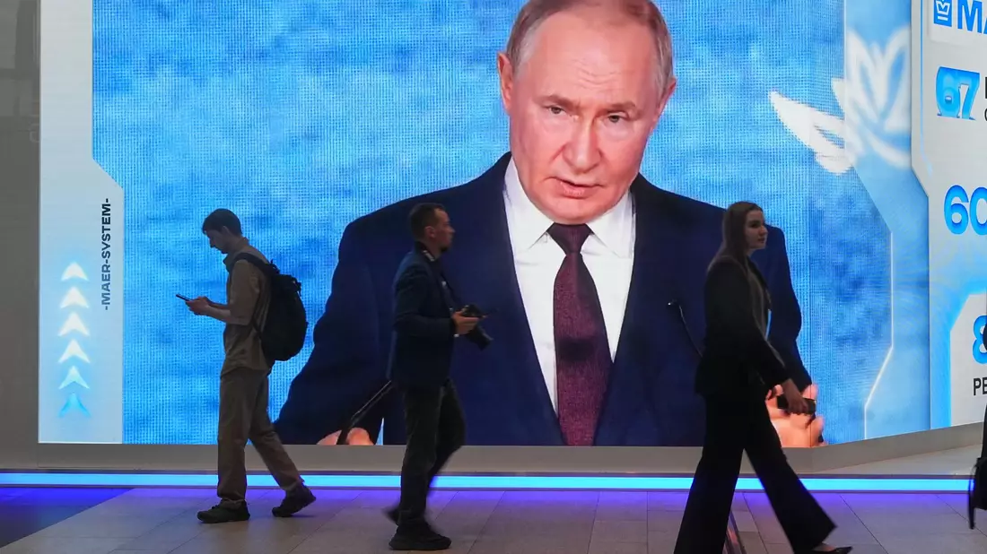 Kremlchef Wladimir Putin weist westliche Warnungen vor einem baldigen Überfall Moskaus auf ein Nato-Land als Unsinn zurück. - Bild: Dmitri Lovetsky/AP/dpa