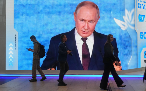 Kremlchef Wladimir Putin weist westliche Warnungen vor einem baldigen Überfall Moskaus auf ein Nato-Land als Unsinn zurück. - Bild: Dmitri Lovetsky/AP/dpa