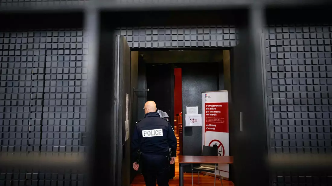 Der sogenannte Maskenmann hat vor Gericht in Frankreich bestritten, den kleinen Jonathan getötet zu haben. (Archivbild) - Bild: Loic Venance/AFP/dpa
