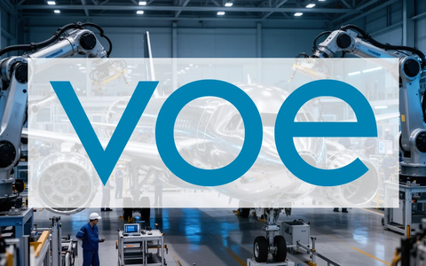 Nahaufnahme eines Flugzeugflügels in einer modernen Produktionshalle, mit Robotern und Ingenieuren im Hintergrund. - Foto: über boerse-global.de
