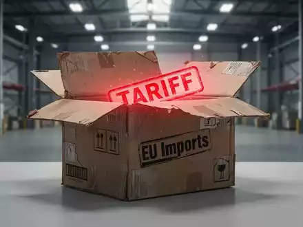 Ein teilweise geöffneter Versandkarton mit der Aufschrift „EU-Importe“ und einem roten „TARIFF“-Stempel im Inneren, der Spannung und wirtschaftliche Reibung symbolisiert. - Foto: über boerse-global.de