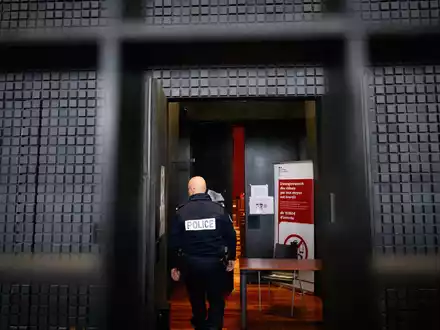 Der sogenannte Maskenmann hatte vor Gericht in Frankreich bestritten, den kleinen Jonathan getötet zu haben. (Archivbild) - Foto: Loic Venance/AFP/dpa
