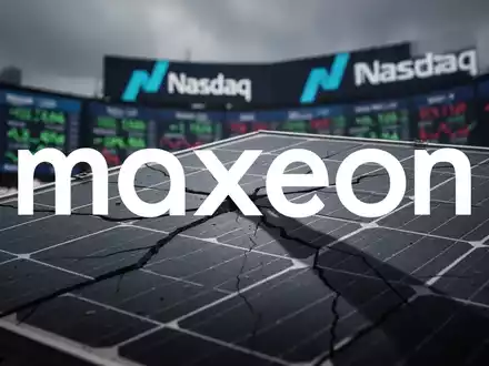 Ein zerbrochenes Solarpanel wirft einen langen Schatten auf einen unscharfen Nasdaq-Ticker, der ein Delisting symbolisiert. - Foto: über boerse-global.de