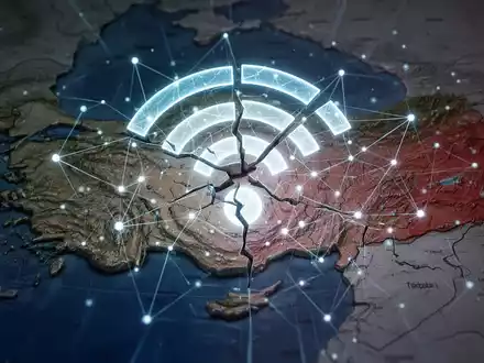 A stylized map of Turkey with a broken network signal icon, representing telecommunications disruptions and eSIM service blockage. - Foto: über boerse-global.de