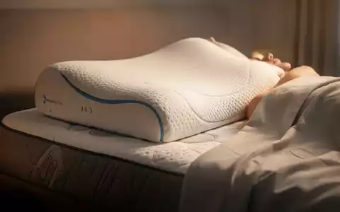 Ein stilisiertes, bequemes Bett mit einem ergonomischen Kissen und einer Matratze, beleuchtet von weichem, warmem Licht. - Foto: über boerse-global.de