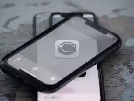 Ein Smartphone-Bildschirm mit einem ausgegrauten App-Symbol vor einer verschwommenen Karte Russlands, symbolisiert die Entfernung einer App. - Foto: über boerse-global.de