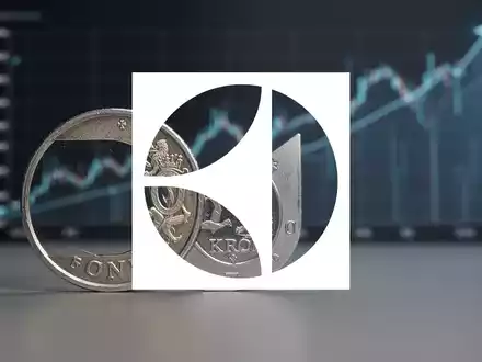 Nahaufnahme einer schwedischen Kronenmünze auf einer Oberfläche mit einem unscharfen Finanzgrafen im Hintergrund. - Foto: über boerse-global.de