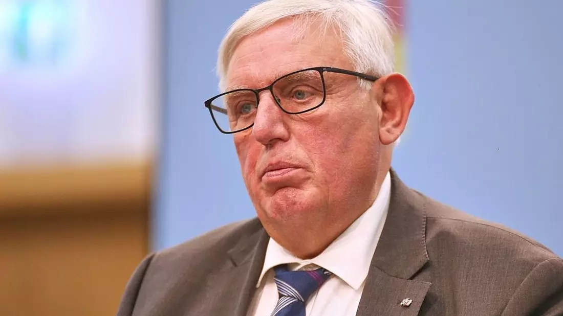 Laumann begrüßt Pflegereform - Kritik an Aussetzung von Tariftreue