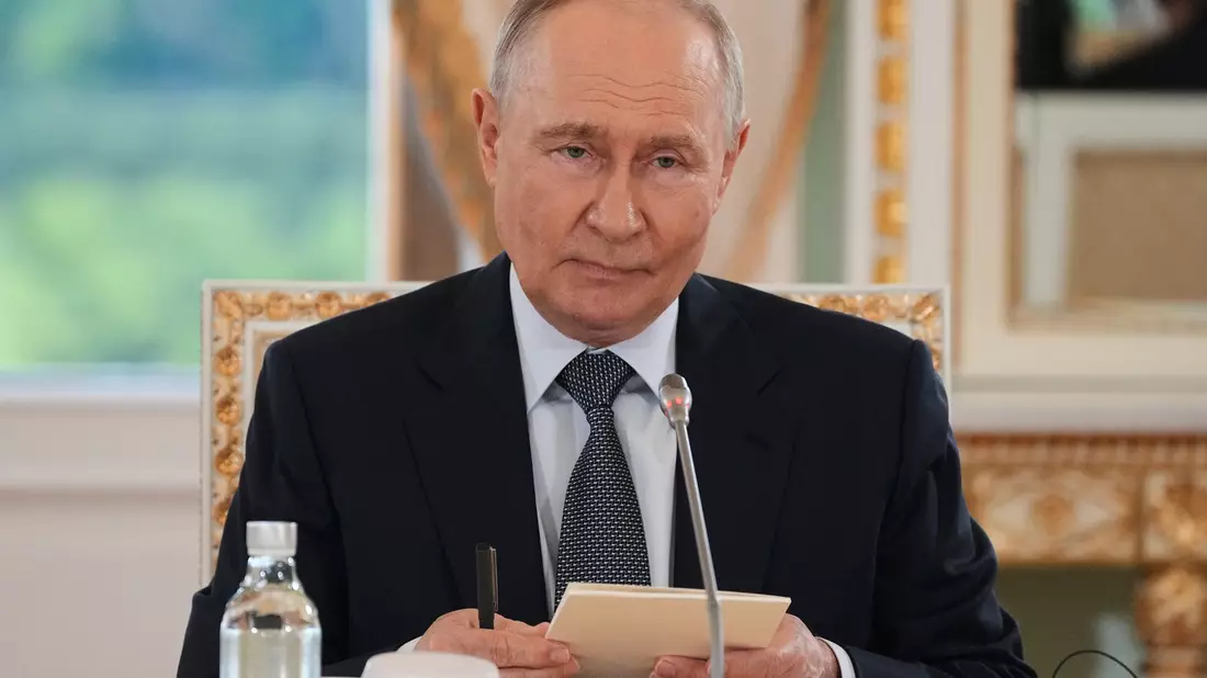 Der russische Präsident Wladimir Putin gab sich vor internationalen Journalisten zuversichtlich. - Bild: Dmitri Lovetsky/AP/dpa