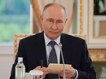 Der russische Präsident Wladimir Putin gab sich vor internationalen Journalisten zuversichtlich. - Foto: Dmitri Lovetsky/AP/dpa