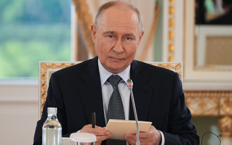 Der russische Präsident Wladimir Putin gab sich vor internationalen Journalisten zuversichtlich. - Bild: Dmitri Lovetsky/AP/dpa