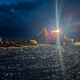 Noch in der Dunkelheit wurde im Zuge der Obduktion des Buckelwals gearbeitet. - Bild: Kai Moorschlatt/dpa