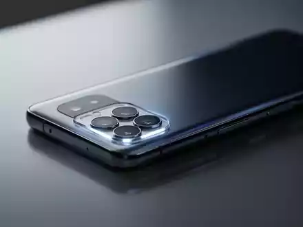 Ein modernes Smartphone mit einem auffälligen Dreifach-Kamerasystem, das die Rückseite dominiert. - Foto: über boerse-global.de