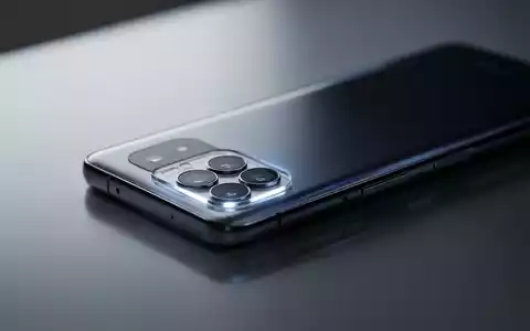 Ein modernes Smartphone mit einem auffälligen Dreifach-Kamerasystem, das die Rückseite dominiert. - Foto: über boerse-global.de