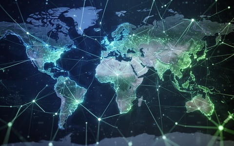 Abstract representation of global digital interconnectedness with glowing lines and nodes over a world map, symbolizing digital initiatives. - Foto: über boerse-global.de